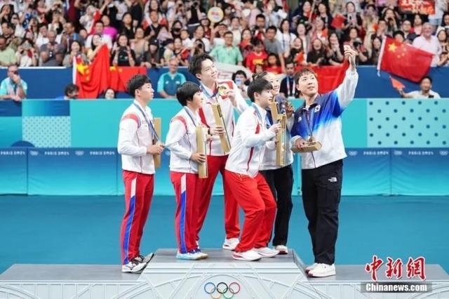 巴黎圣日耳曼重伤倒地，哈兰德全队围拢祈祷，场面感人